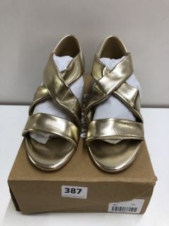 EVERYDAY GOLD WOMANS SHOE - SIZE 5