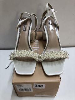 BE MINE JAYNA WOMANS SHOE - SIZE 6