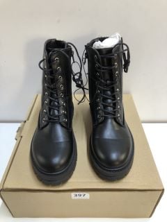 NEW LOOK BLACK WOMENS BOOTS - SIZE 6