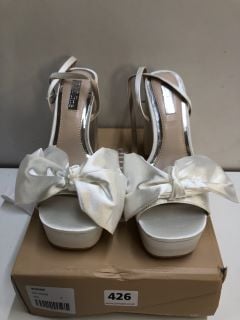 BE MINE EMANI IVORY SATIN WOMANS SHOES - SIZE 4