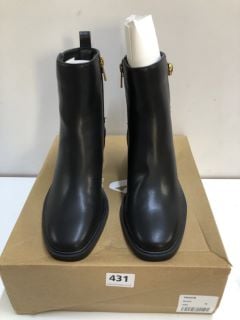 VERY BLACK WOMANS BOOTS - SIZE 4