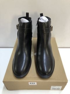 VERY BLACK WOMANS BOOTS - SIZE 7