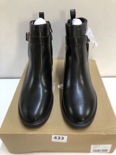 VERY BLACK WOMANS BOOTS - SIZE 7