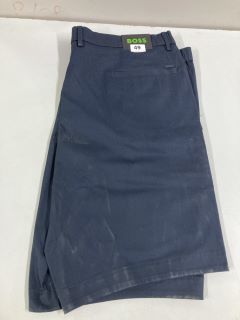 BOSS MEN'S LIEM4-10 BERMUDA SHORTS - SIZE: 60 - RRP.£37