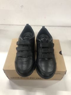 CLARKS BLACK LEATHER UK SIZE: 4 OLDER