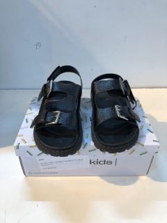 SCHUH KIDS TYRA CHUNKY FOOTBED YTH UK SIZE: 4