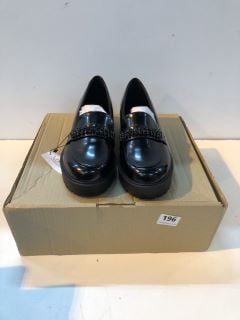 BLACK SHOES UK: 7