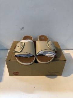 FITFLOP GRACIE MAXI-BUCKLE LEATHER SLIDES UK SIZE: 5