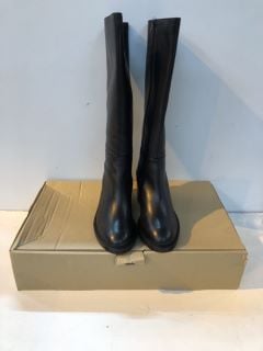 BLACK LEATHER BOOTS  8