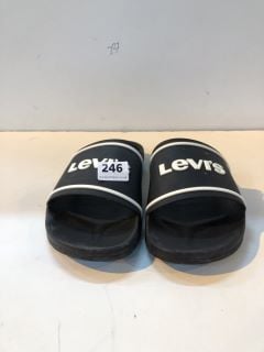 LEVI'S SLIDERS  12