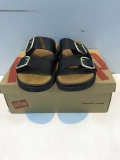 FITFLOP GEN-FF BUCKLE TWO-BAR LEATHER SIDES UK SIZE: 7