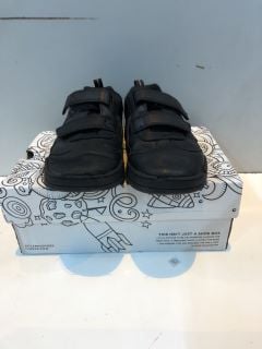 CLARKS STEGGYSTRIDE K UK SIZE: 2