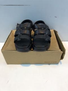 POD ANNE BLACK UK SIZE: 3