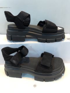 UGG BLACK PLATFORM SANDALS UK SIZE: 7