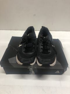 ADIDAS ULTRABOOST LIGHT UK SIZE: 10