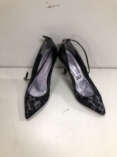 CLOTHING TO INCLUDE A PAIR OF DISNEY DIANA HEELS SIZE 23