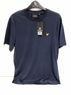 CLOTHING TO INCLUDE A LYLE AND SCOTT T SHIRT M