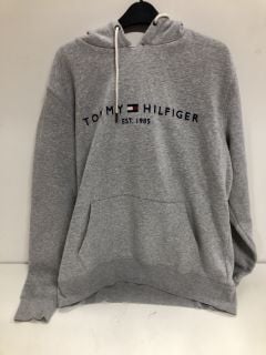 CLOTHING TO INCLUDE A TOMMY HILFIGER HOODIE XL