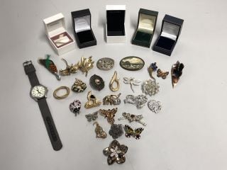 BOX OF VINTAGE BROOCHES WITH 5 JEWELLERY BOXES AND 1 X LORUS LUMIBRITE WATCH