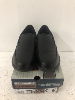 SKECHERS SLIP RESISTANT WORK SHOES SIZE: 5