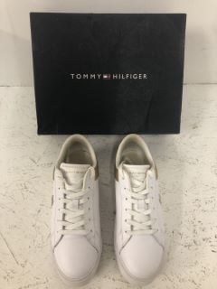 TOMMY HILFIGER PLATFORM COURT SNEAKER GOLD SIZE: 6