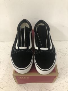 VANS CANVAS SHOES SIZE: 7.5