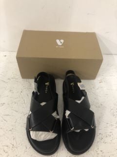 V BY VERY SANDALS SIZE: 6