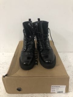 DUNE 804PRESS BOOTS SIZE: 6