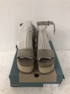 TOMS WEAR GOOD WEDGE SANDALS SIZE: 7(US)