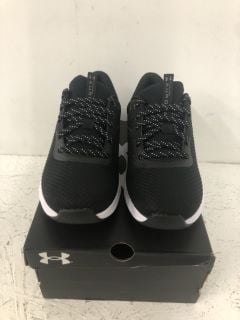 UNDER ARMOUR TRAINERS SIZE: 6