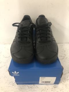 ADIDAS GAZELLE TRAINERS SIZE: 4