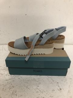 TOMS WEAR GOOD WEDGE SANDALS SIZE: 6(US)