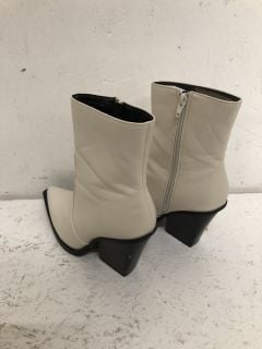 BEIGE HIGH HEEL BOOTS SIZE: 5