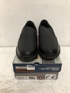 SKECHERS SLIP RESISTANT WORK SHOES SIZE: 10