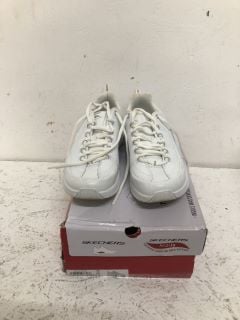 SKECHER ARCH FIT TRAINERS SIZE: 7