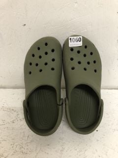 CROCS CLASSIC CLOGS SIZE: 10