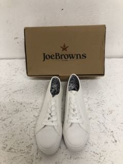 JOE BROWNS WHITE TRAINERS SIZE: 7