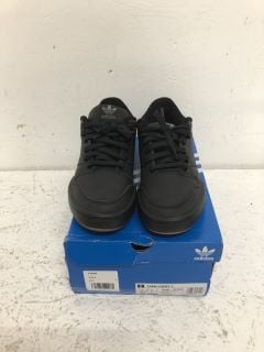 ADIDAS TEAM COURT 2 TRAINERS SIZE: 7