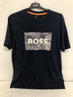 HUGO BOSS THE-BUILDING T-SHIRT SIZE: M