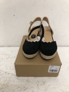 V BY VERY WEDGE SANDALS SIZE: 5