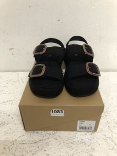 V BY VERY SANDALS SIZE: 6