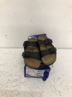 BIRKENSTOCKS ARIZONA BS SIZE: 3.5