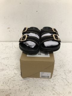 V BY VERY SANDALS SIZE: 8