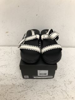 RAID LONDON SANDALS SIZE: 8