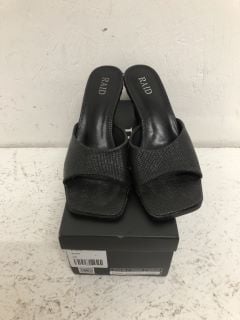 RAID LONDON WEDGE SANDALS SIZE: 7