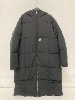 LONG PUFFER WOMENS COAT SIZE: 18