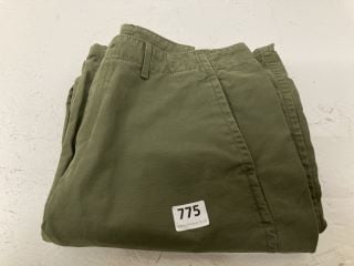 LEVIS KHAKI BAGGY CARGOS SIZE: 28 X 32