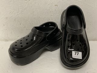 PLATFORM CROCS GLOSS BLACK SIZE 4