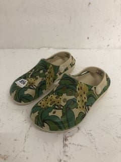 REGATTA GREAT OUTDOORS DESIGN CLOGS SIZE: 5