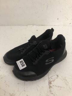 SKECHERS SLIP RESISTANT SHOES SIZE: 3